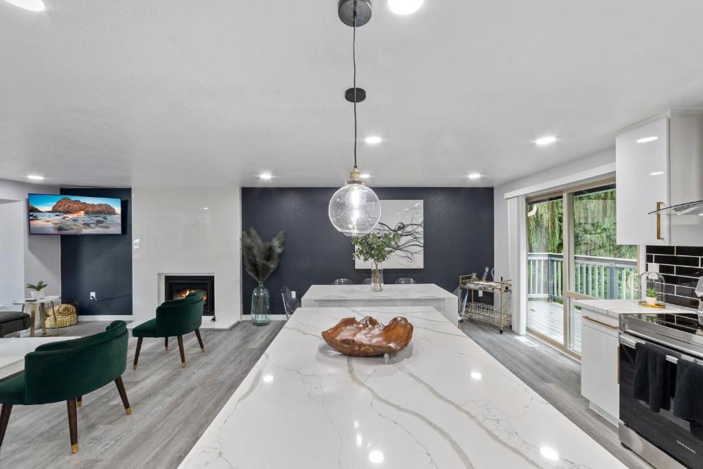 NEW Fully Remodeled, Updated 8 beds, 3 baths High End Modern Home Private WaterFront photo 1