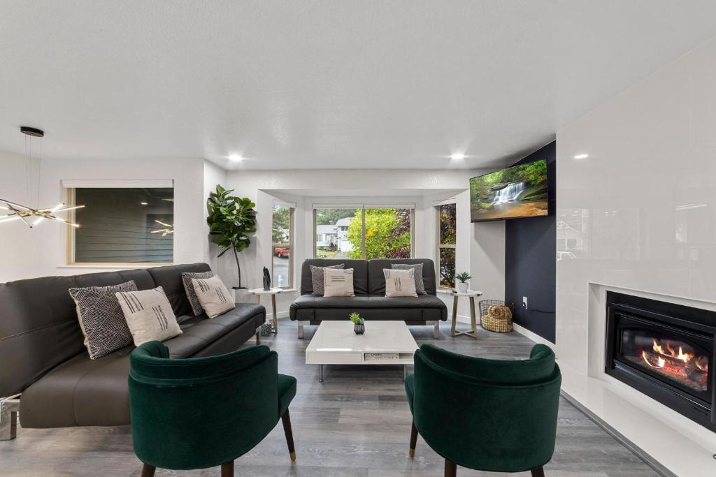 NEW Fully Remodeled, Updated 8 beds, 3 baths High End Modern Home Private WaterFront photo 2