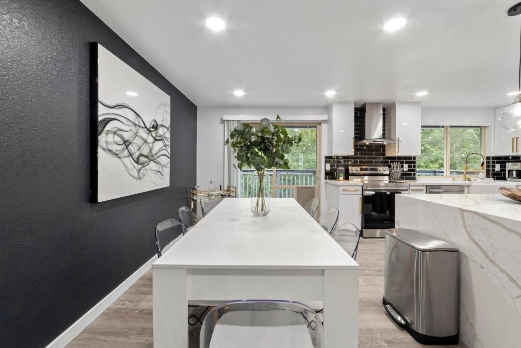 NEW Fully Remodeled, Updated 8 beds, 3 baths High End Modern Home Private WaterFront photo 3