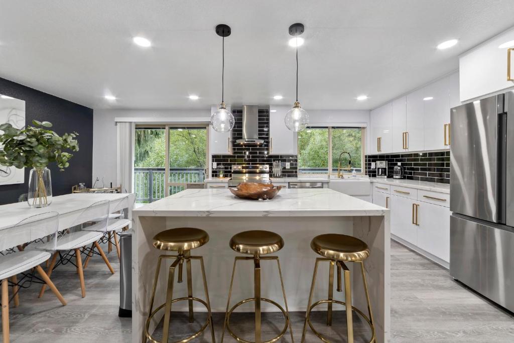 NEW Fully Remodeled, Updated 8 beds, 3 baths High End Modern Home Private WaterFront photo 4