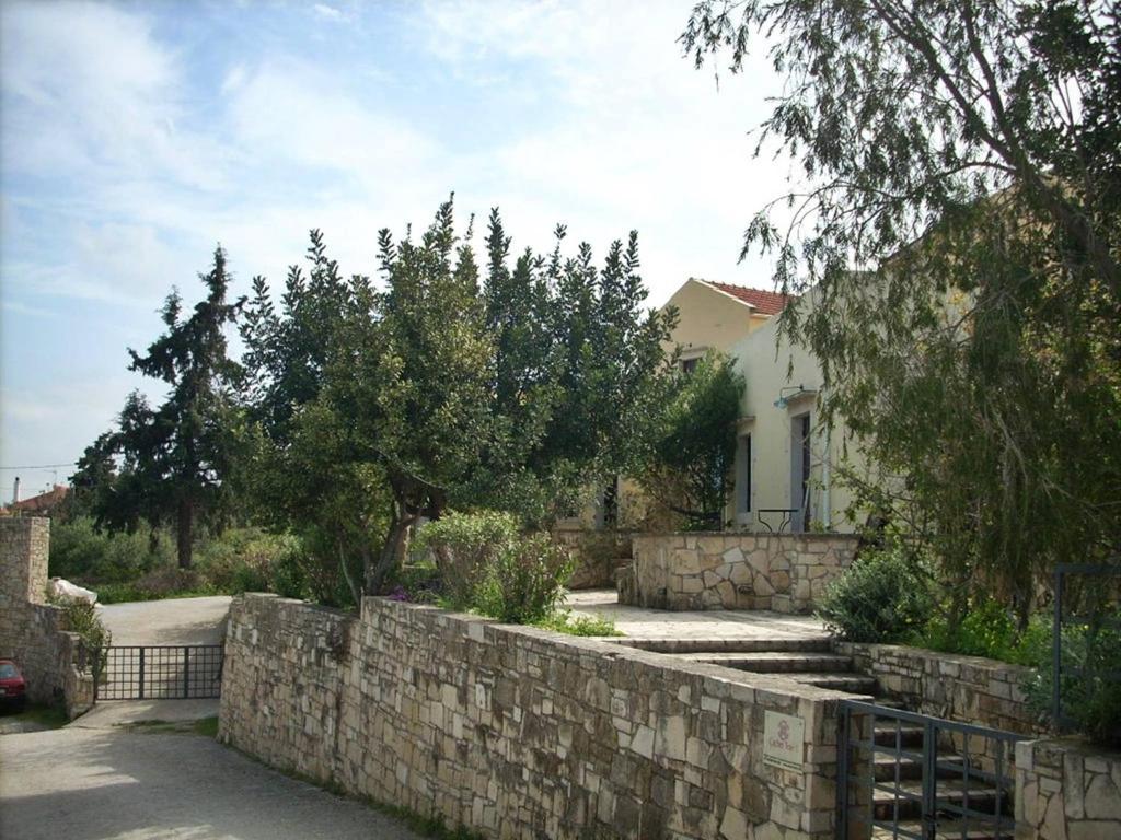 2 houses and 2 studios -small group photo 4