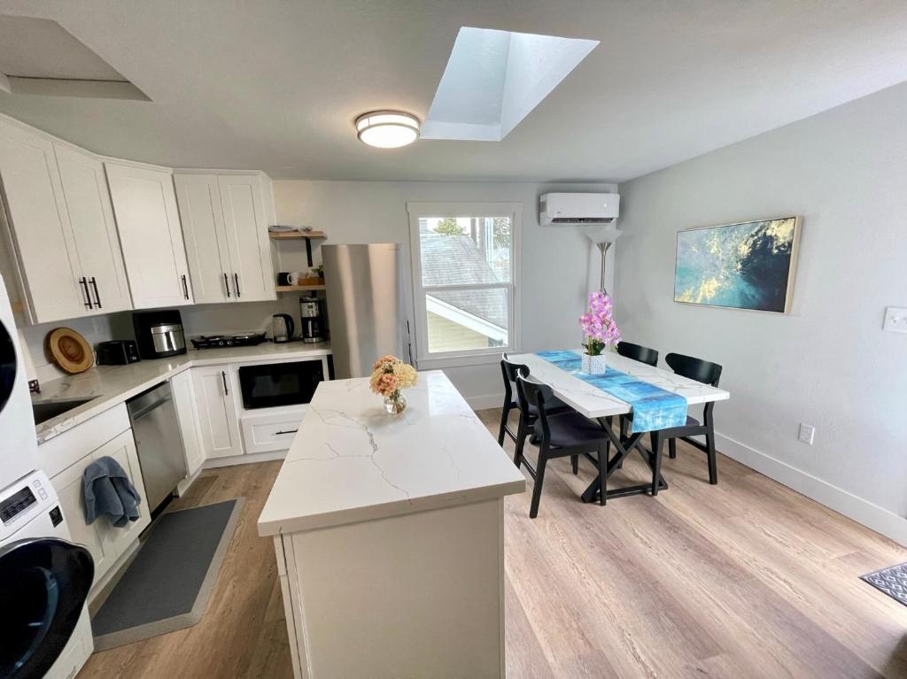 Tacoma 2 bedrooms 1 baths sleep 5 with compact kitchen image