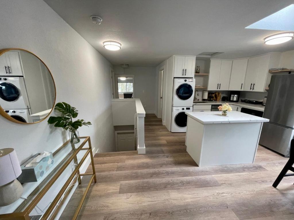Tacoma 2 bedrooms 1 baths sleep 5 with compact kitchen photo 2