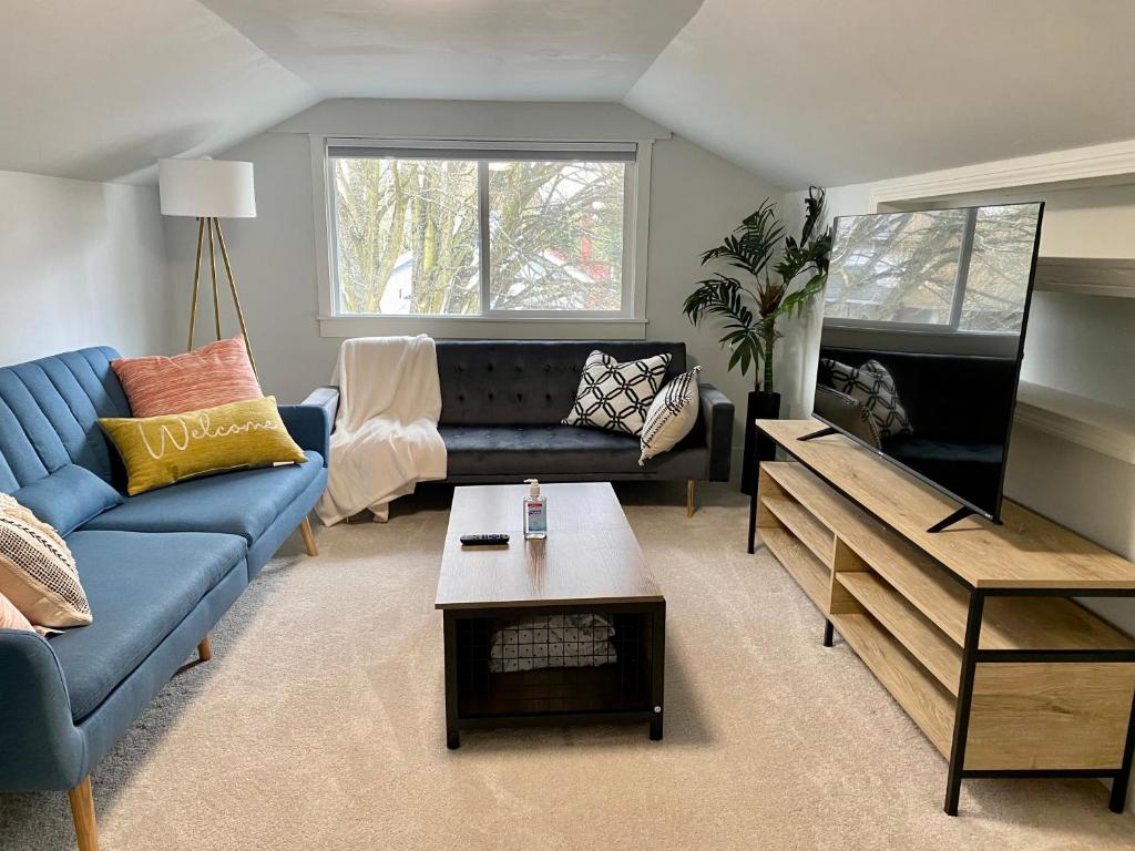 Tacoma 2 bedrooms 1 baths sleep 5 with compact kitchen photo 3