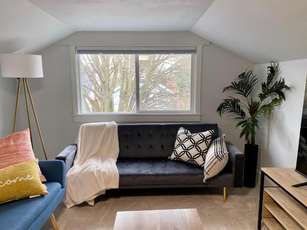 Tacoma 2 bedrooms 1 baths sleep 5 with compact kitchen photo 4