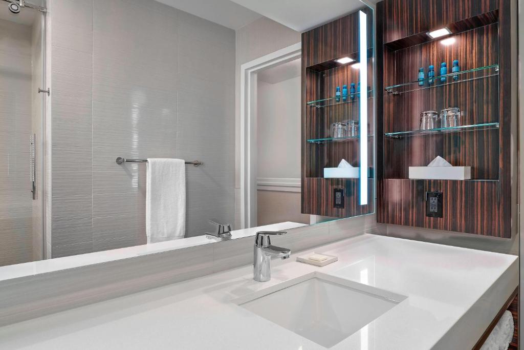 Delta Hotels by Marriott Edmonton Centre Suites - Tap to explore photos