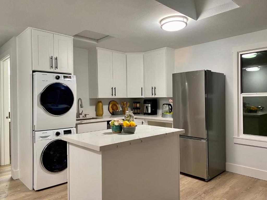 Tacoma 2 bedrooms 1 baths sleep 5 with compact kitchen photo 1