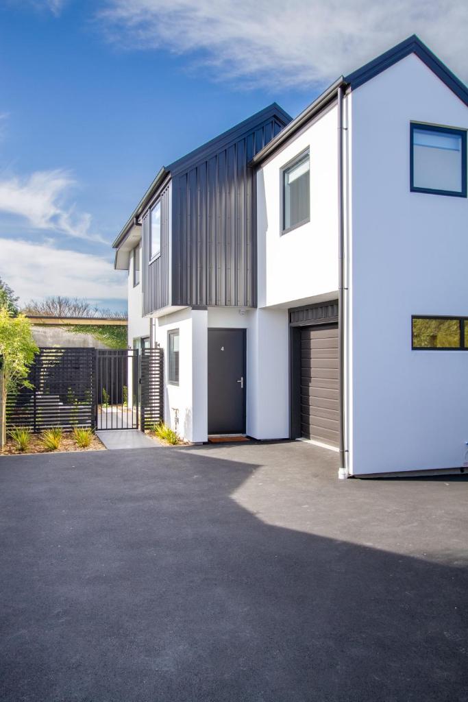 Sunsoaked & Stylish 3 Bed, 1.5 Bath Home w Garage