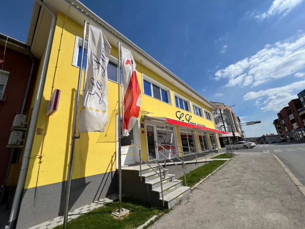 La Luna Premium Deluxe Apartment with Free Jacuzzi, Bikes & Covered Parking photo 1