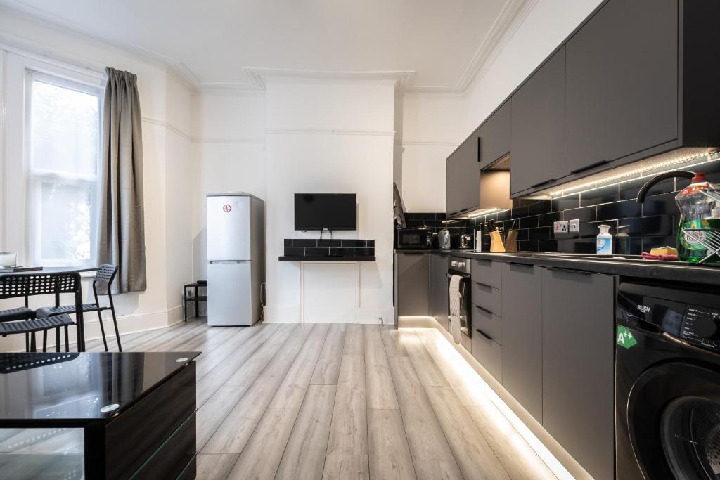 The Avenue Gem Stylish 2 Bed Stay in the Heart of Southampton - Tap to explore photos