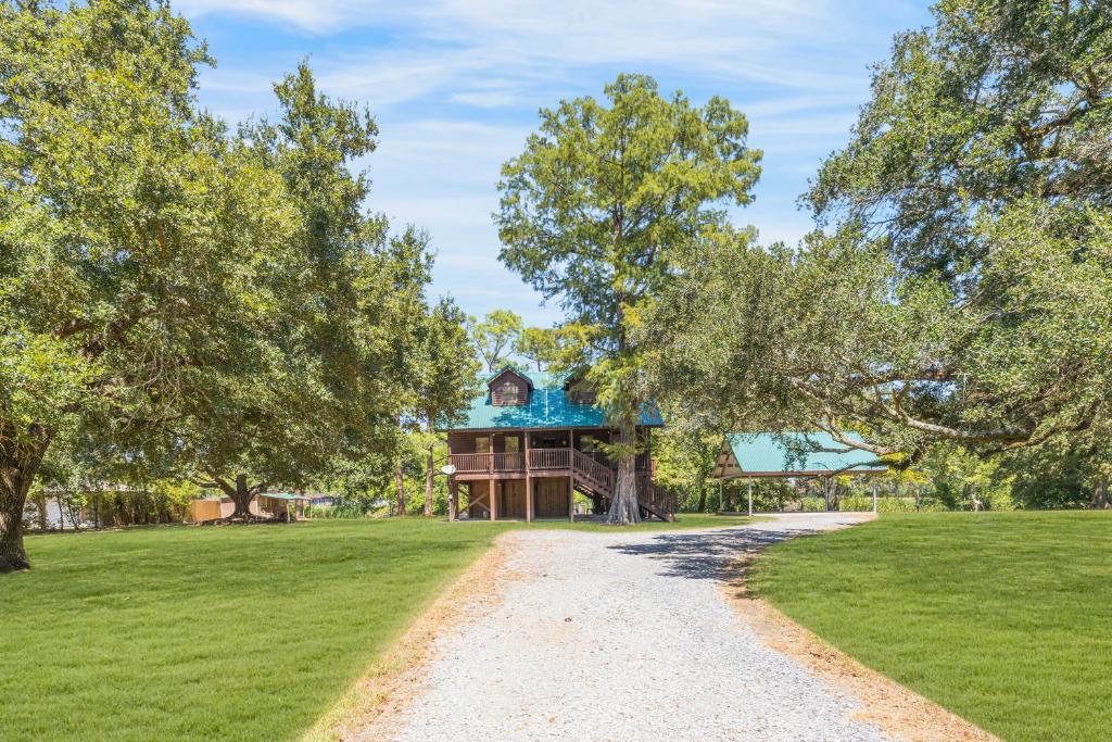 Experience Louisiana, Cabin on Bayou Petite Anse photo 1