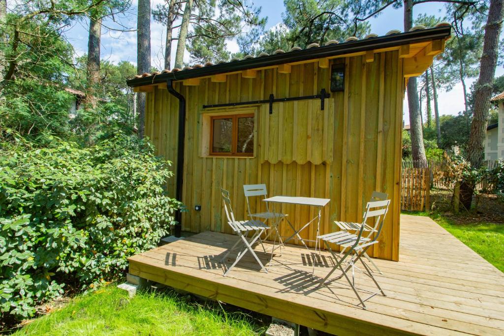 Cabane forêt proche plage photo 2