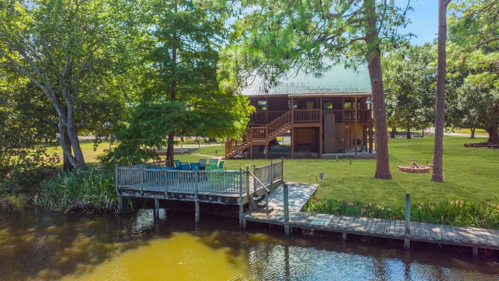 Experience Louisiana, Cabin on Bayou Petite Anse photo 2