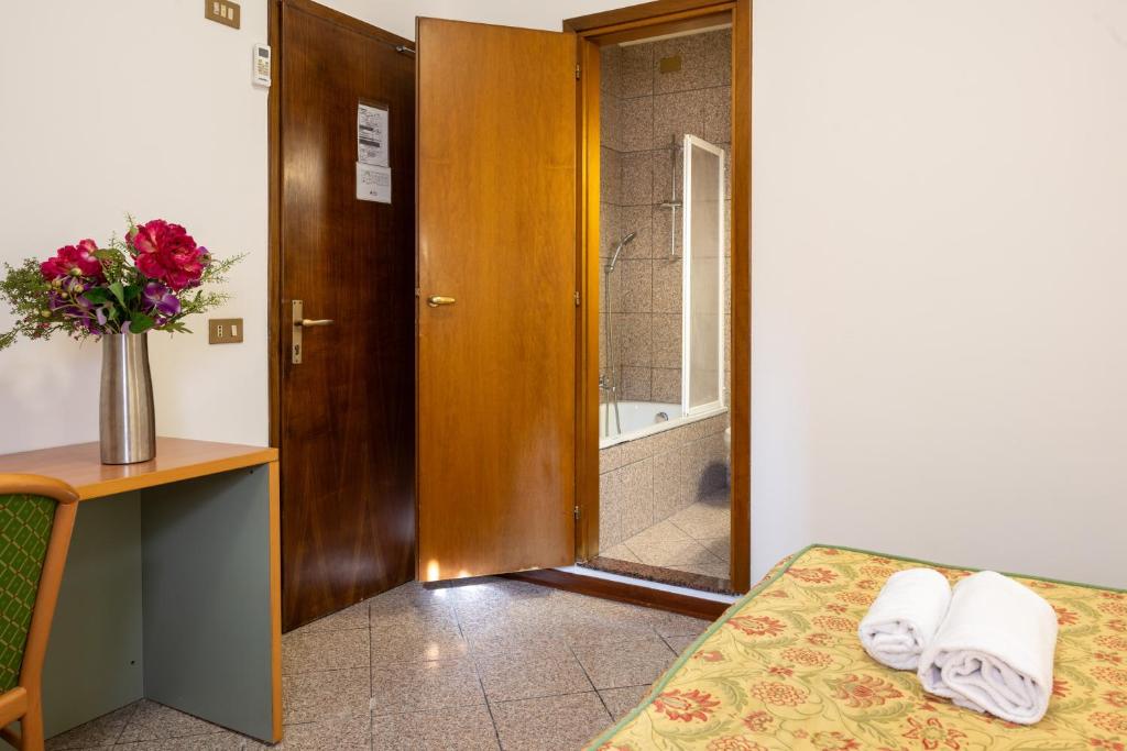 CAMELIA ROOMS VENICE GUESTHOUSE - Tap to explore photos