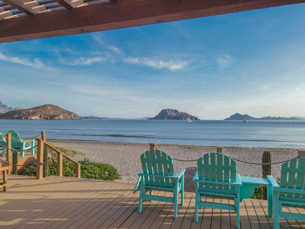 New Luxurious Oceanfront 2 Bedroom Condo with Stunning Views photo 4