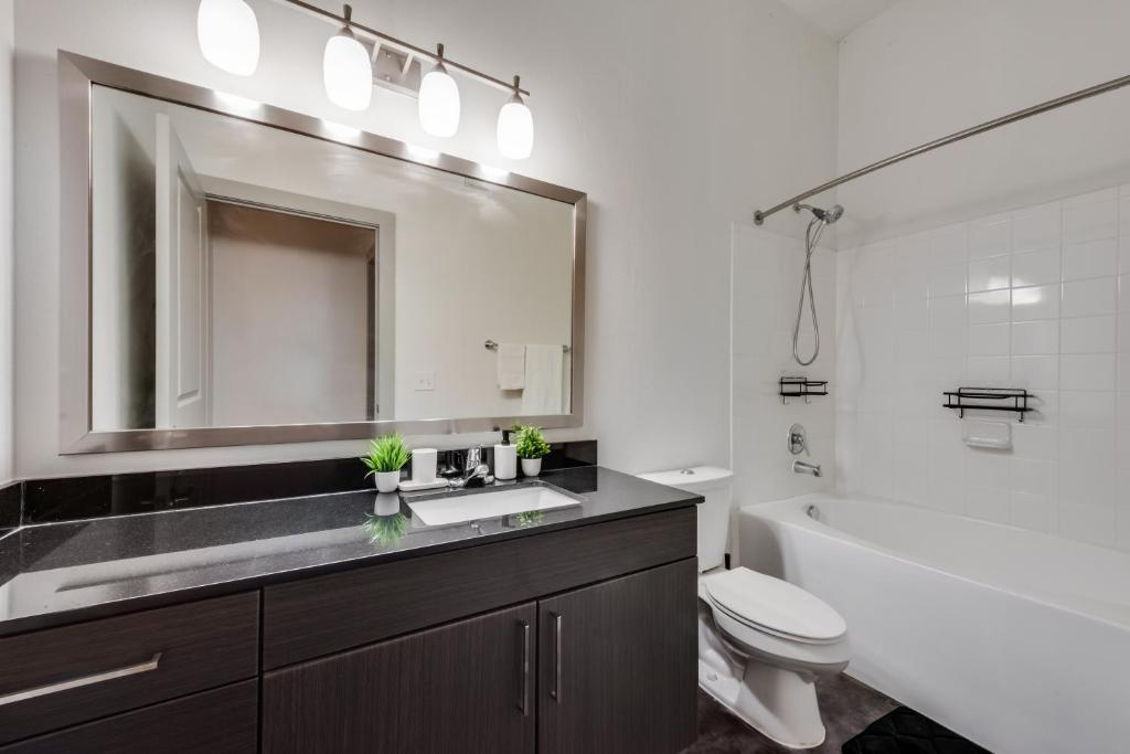 Stylish 2 Bedroom Apartment in Medical District photo 3