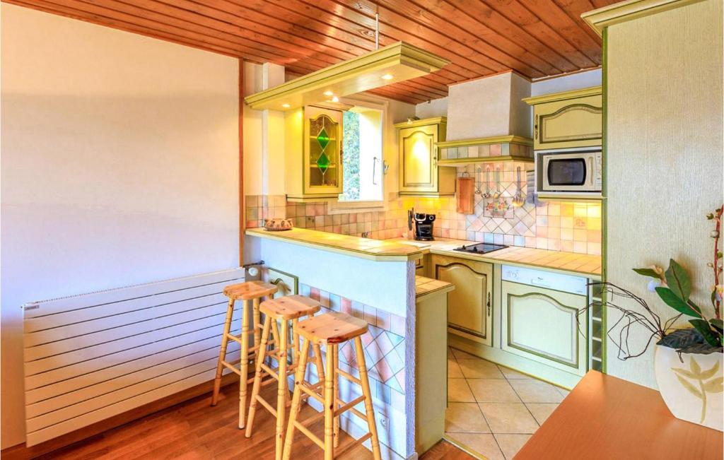 Stunning Apartment In Orcires With Wifi And 1 Bedrooms photo 3
