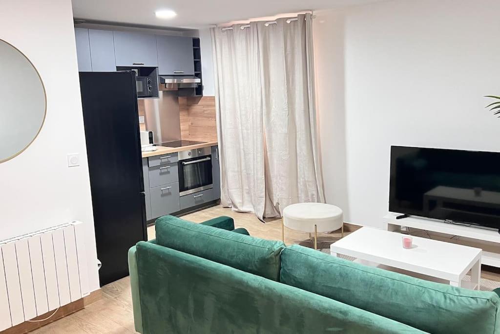 Bondy16 Luxueux Gare Paris 15min, Disney 30min - Thumbnail image