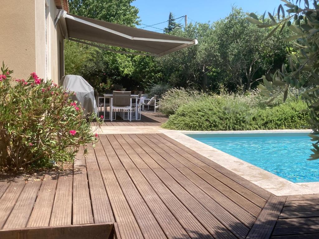 Villa récente avec piscine privée photo 1