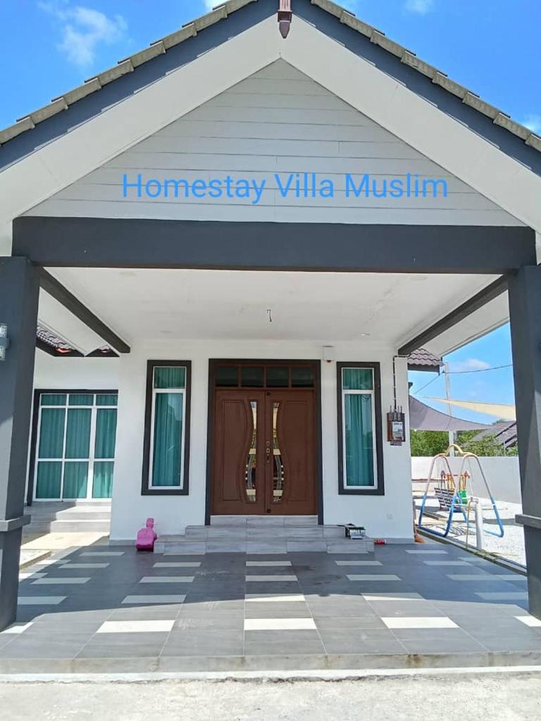 Homestay Villa Muslim Kuala Terengganu with pool and parking
