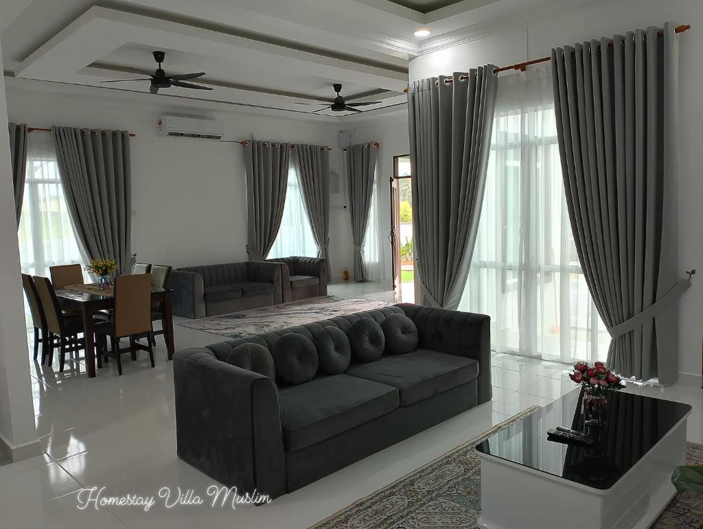 Homestay Villa Muslim Kuala Terengganu with pool and parking photo 1
