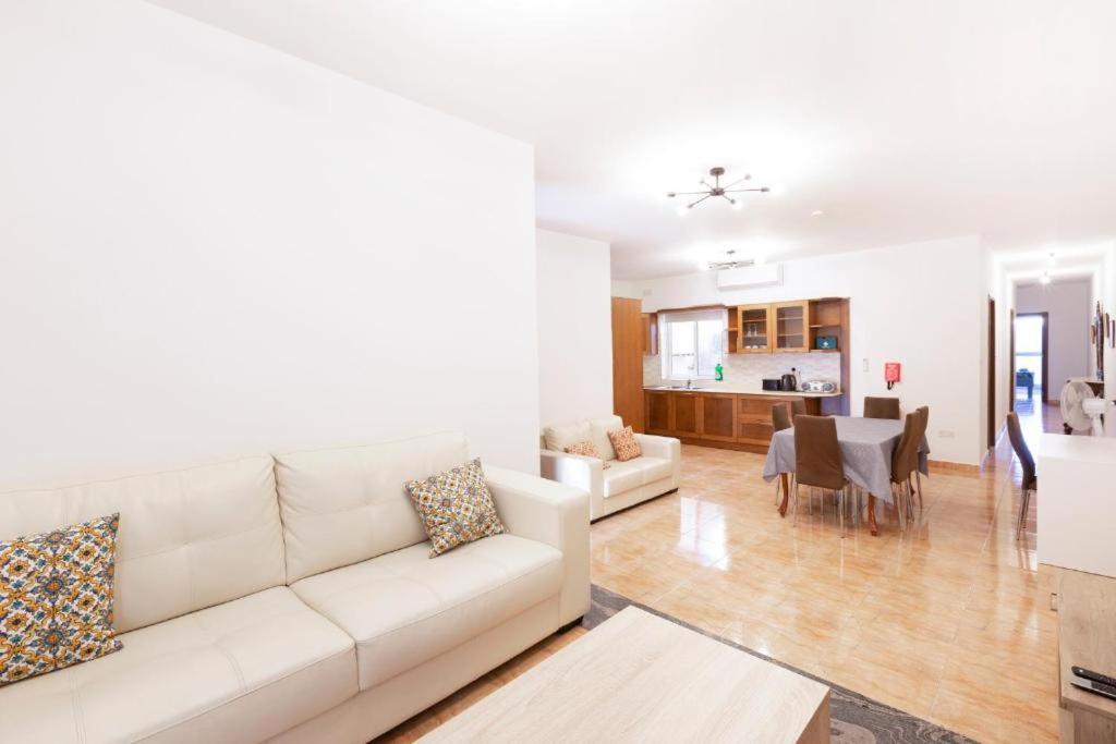 Gudja - Lovely 3 bedroom unit with own private entrance photo 2