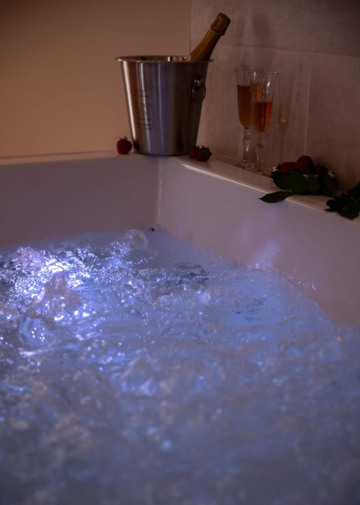 Le Mas aux Amoureux , Suite Romantique et Spa photo 2