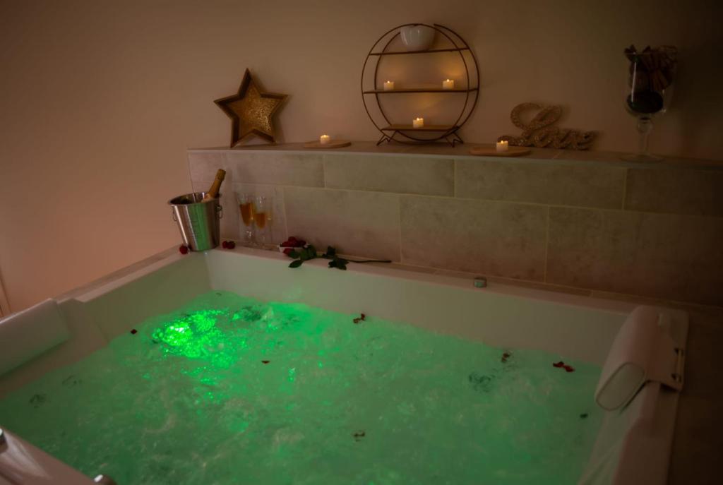 Le Mas aux Amoureux , Suite Romantique et Spa photo 1