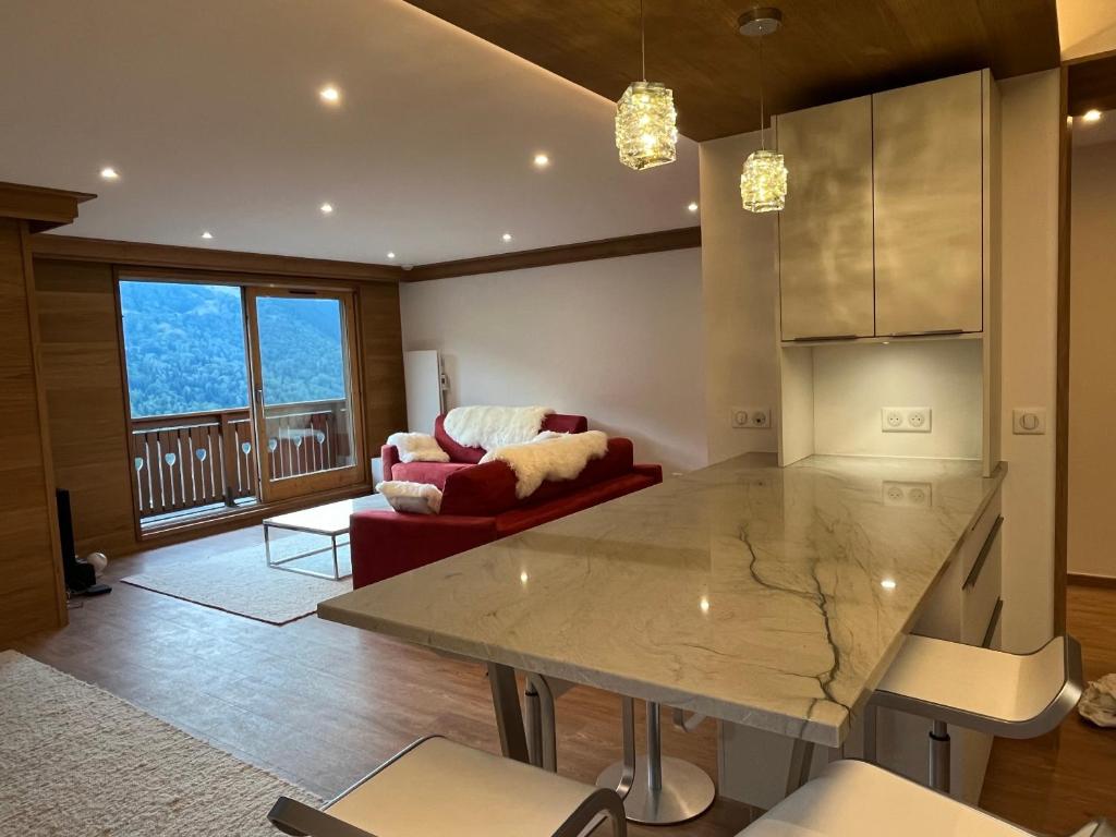 Newly renovated 7-9pers Luxury Chalet in Meribel Centre 85m2 3BR 3BA with stunning Mountain View photo 1