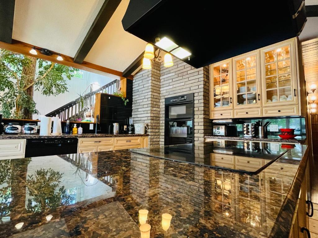 Dreamy Family Oasis ~ Lake Access ~ Games ~Skiing~Snowmobiling~Winter and Summer Activities photo 2