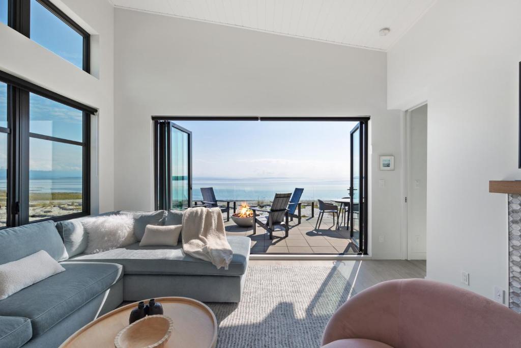 Beachfront Luxury Suite #18 at THE BEACH HOUSE photo 3