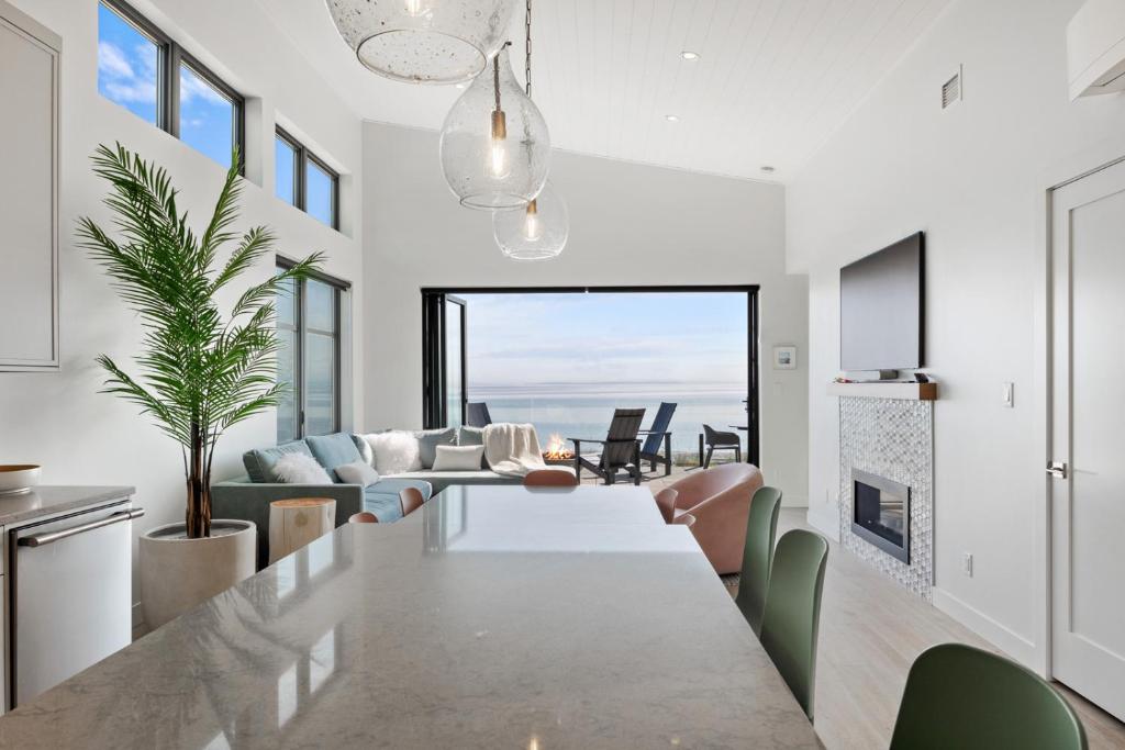 Beachfront Luxury Suite #18 at THE BEACH HOUSE photo 4