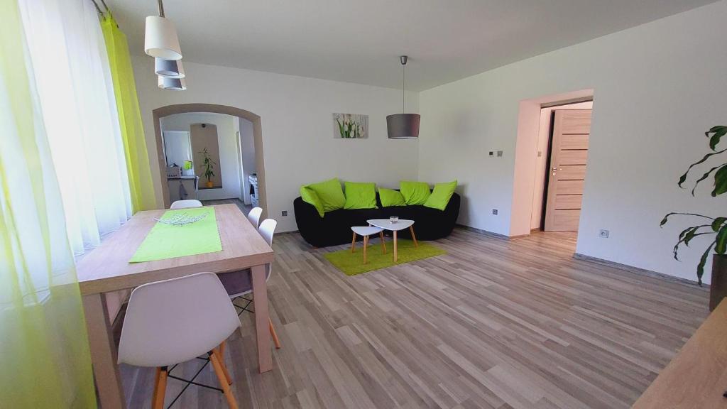 Moderní klidný apartmán v přírodě, s parkováním.