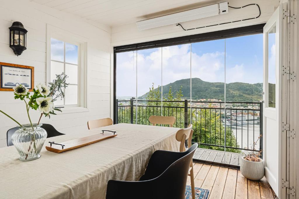 Dinbnb Homes I Luxury Villa with Hot Tub & Views photo 3