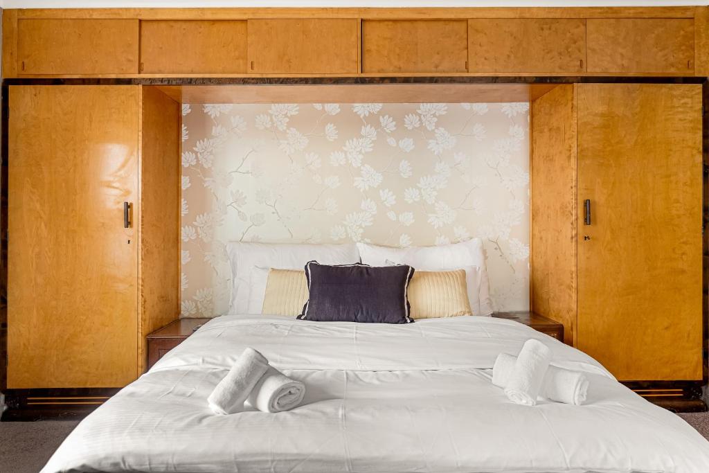 Dinbnb Homes I Luxury Villa with Hot Tub & Views photo 1