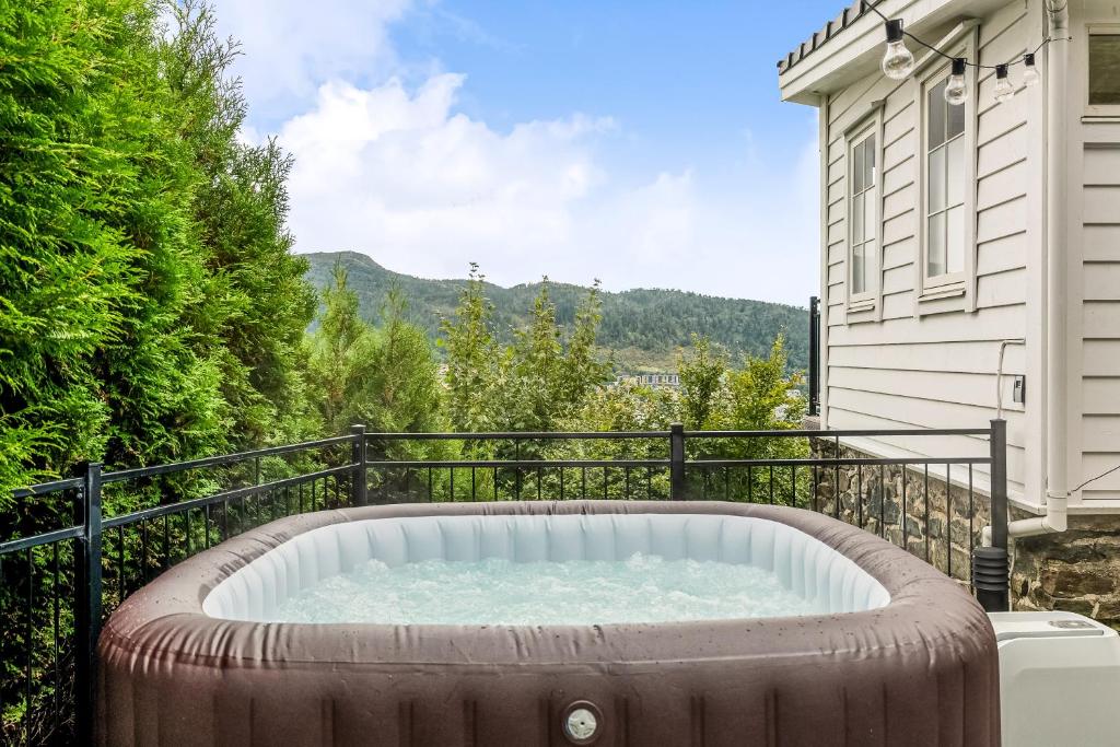 Dinbnb Homes I Luxury Villa with Hot Tub & Views photo 2