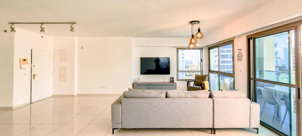 Spacious Condo in New North by FeelHome photo 4