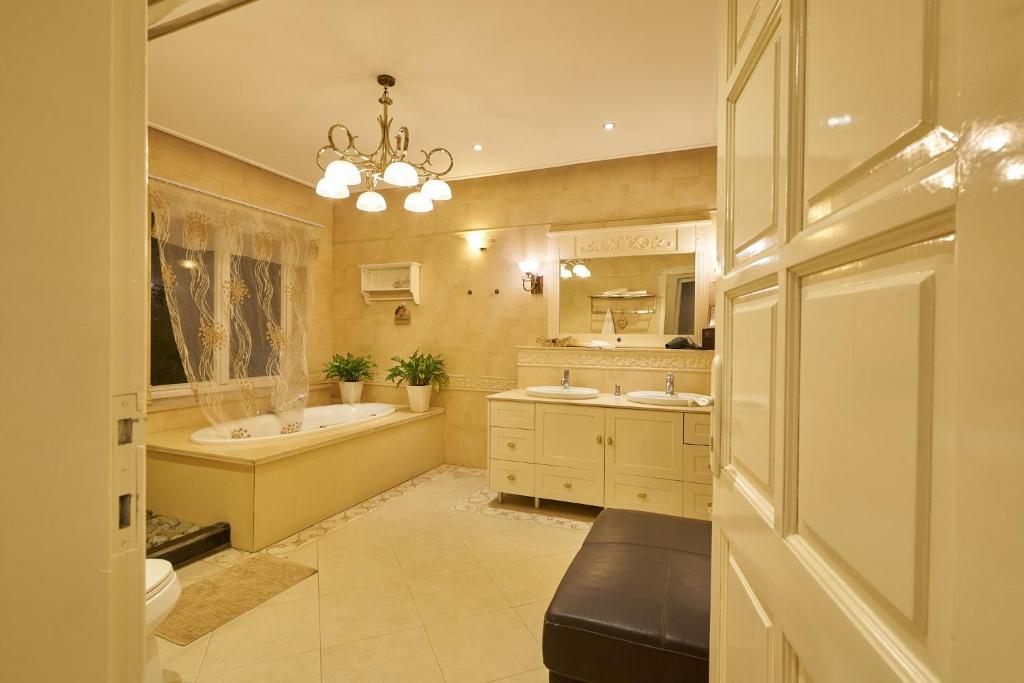 Luxury Stylish Garden Villa Ciputra