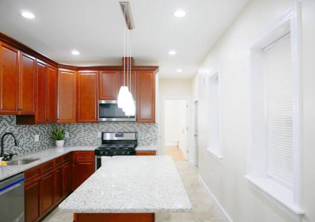 Newly Renovated Guest Rooms near Transportation photo 2
