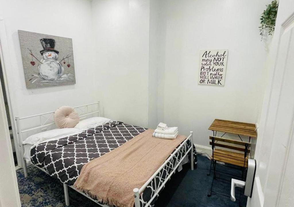 Oui on Ludlow - Entire House and Private Rooms in University City image