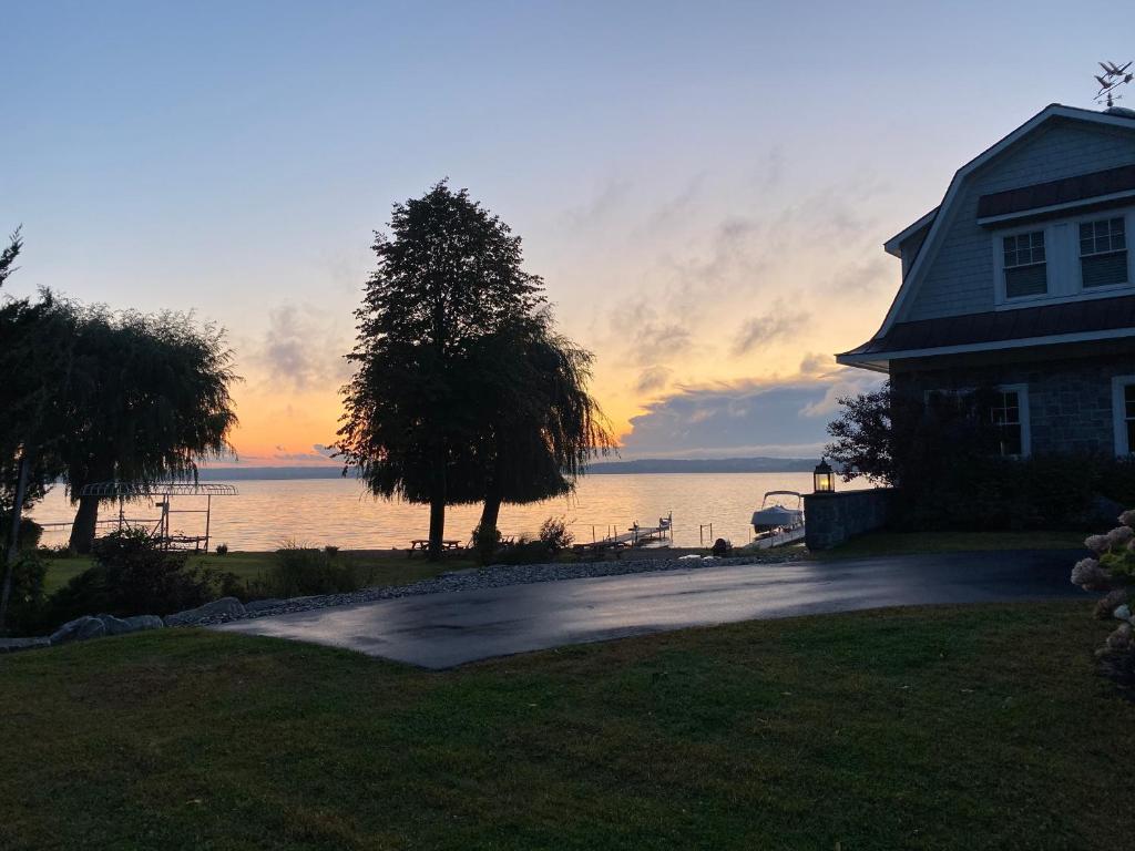 NEW 3 bedroom - Thoroughbred Farm & Lake Views! photo 4