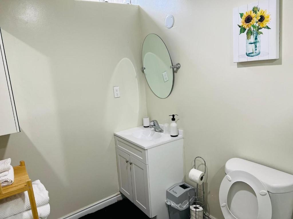 Cozy 1 BR basement apartment with Free Street Parking & Separate Entrance photo 4