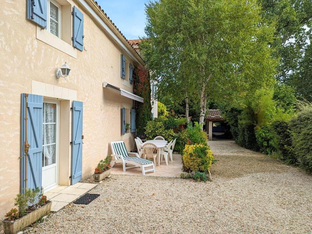 Gîte Saint-Genis-d'Hiersac, 4 pièces, 6 personnes - FR-1-653-117