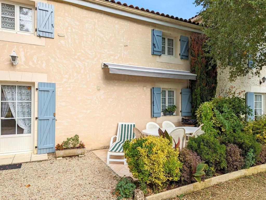 Gîte Saint-Genis-d'Hiersac, 4 pièces, 6 personnes - FR-1-653-117 photo 4