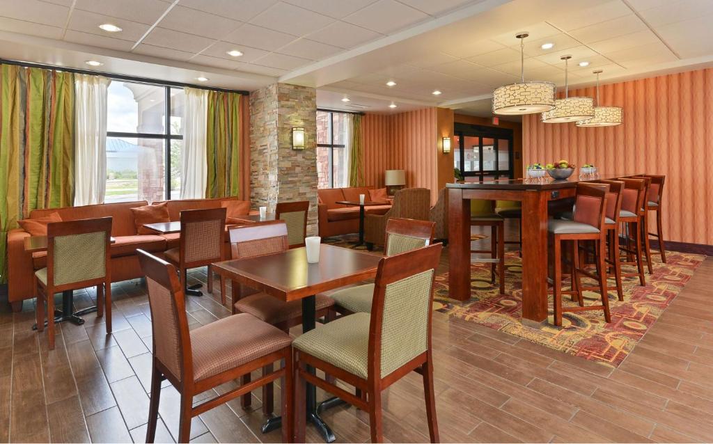 Hampton Inn Muscatine photo 2