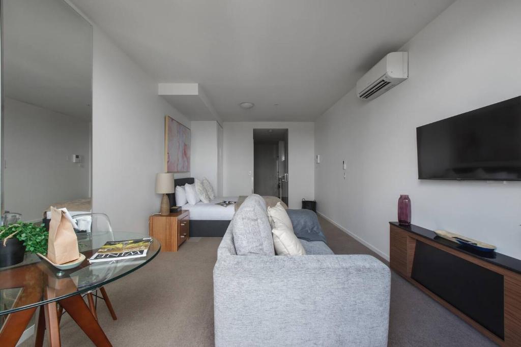 Stylish Studio on 28th Floor with Panoramic Views photo 4