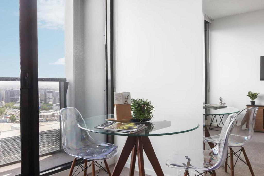Stylish Studio on 28th Floor with Panoramic Views photo 2