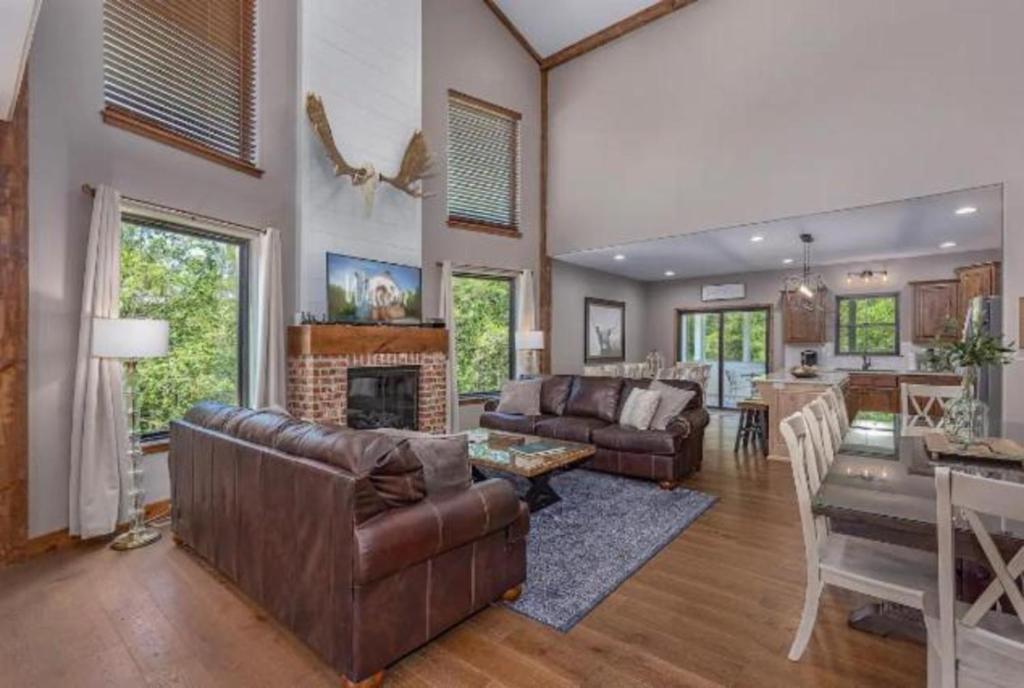 PREMiER Retreat with Hot Tub, Theater & Pool Table