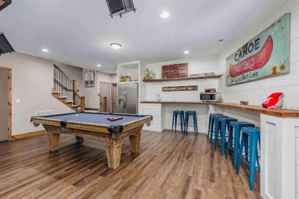 PREMiER Retreat with Hot Tub, Theater & Pool Table photo 2