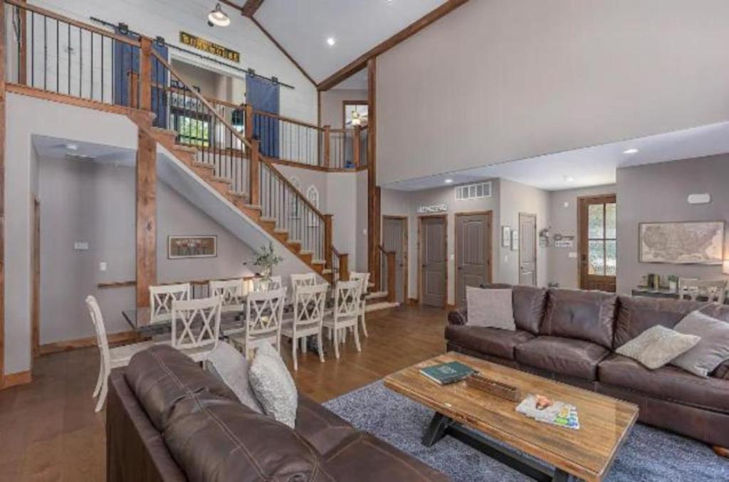PREMiER Retreat with Hot Tub, Theater & Pool Table photo 4
